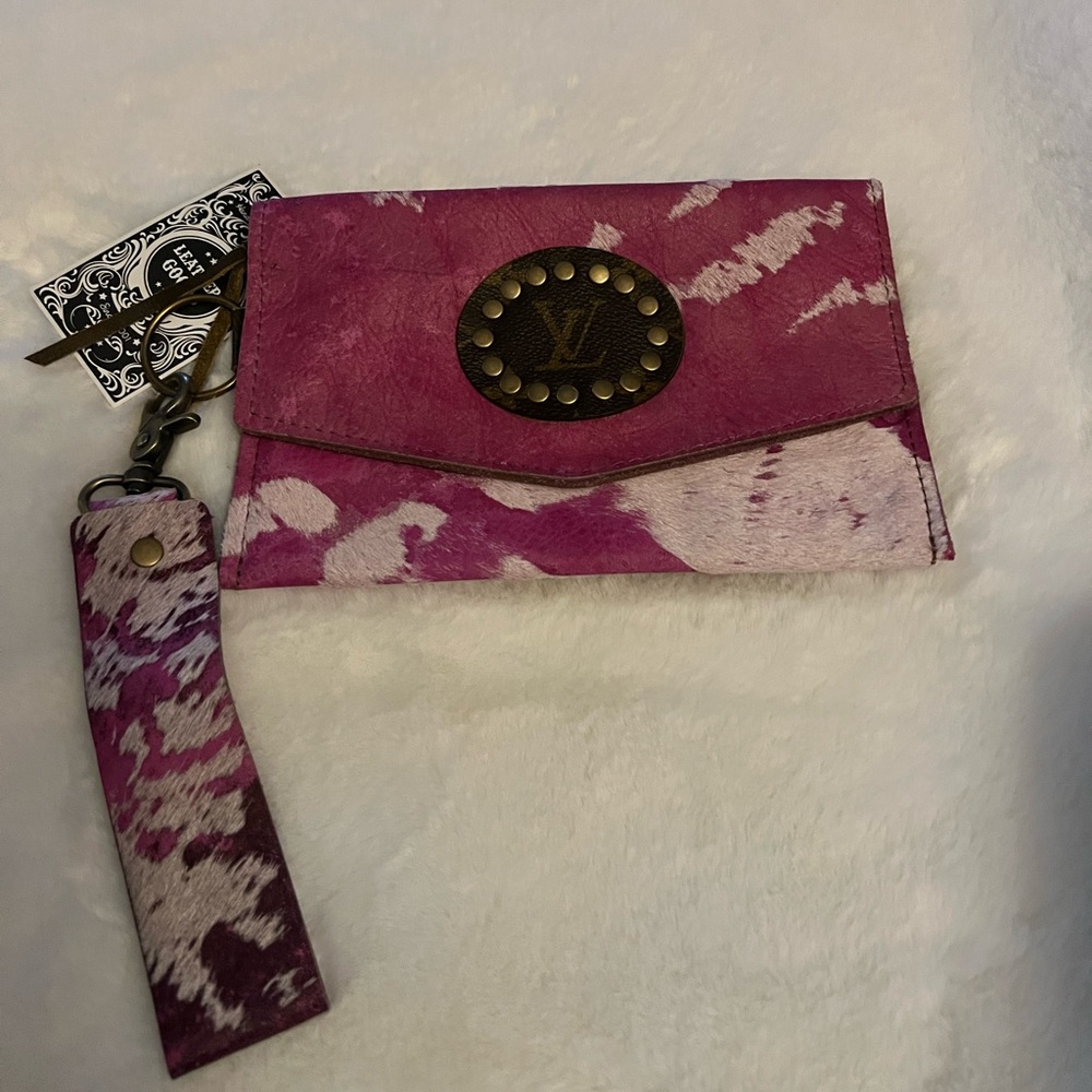 KIG wristlet or can be used as a wallet. 5x8